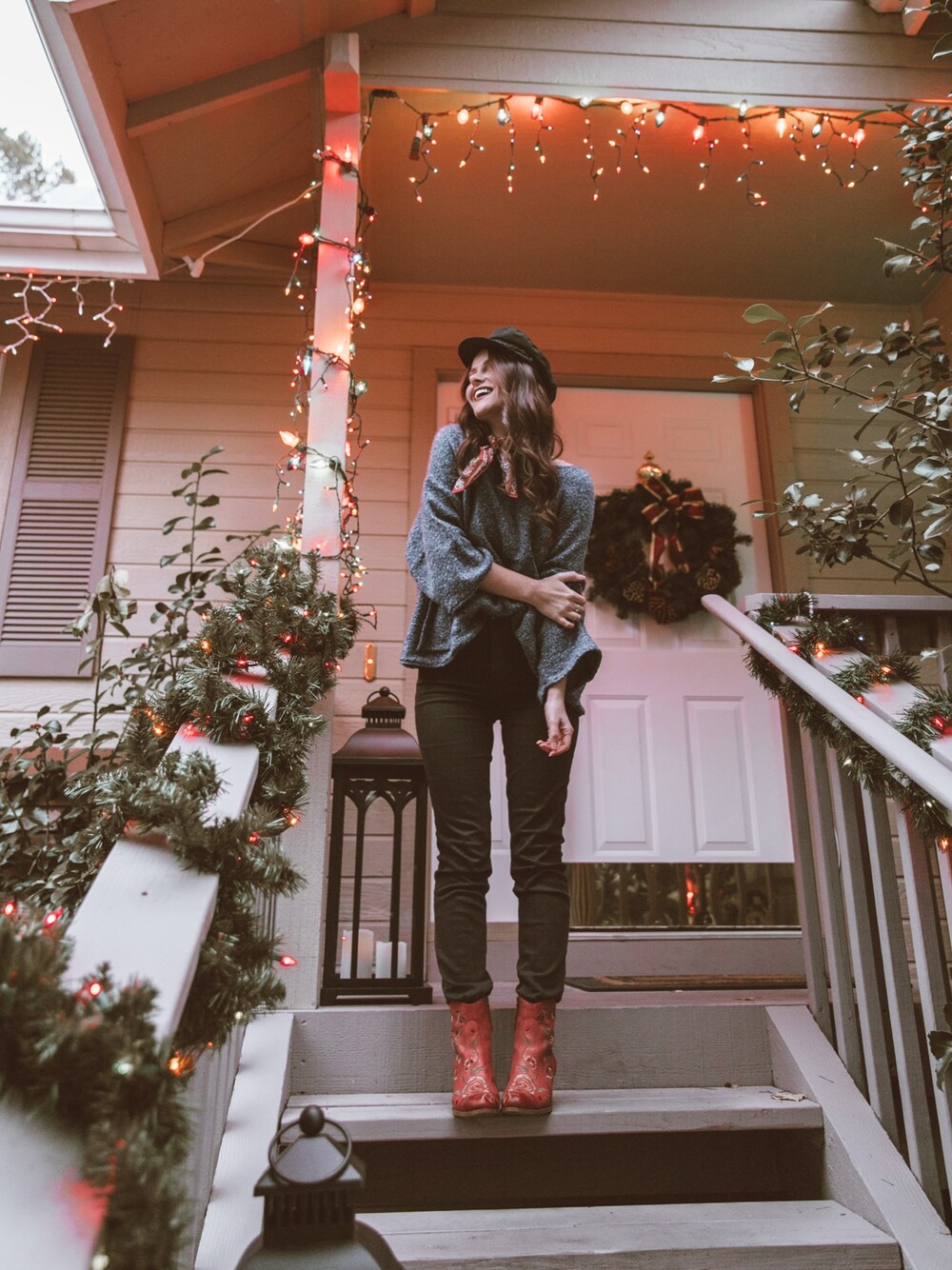 「christmas、holiday、denim、boots、hat、knit、sweater、shellystuckman」｜「American Eagleのアイテム（デニムパンツ、ブラック系）」を使った、Shelly Stuckmanさん（レディース・163cm）の冬コーディネートの1枚目の写真