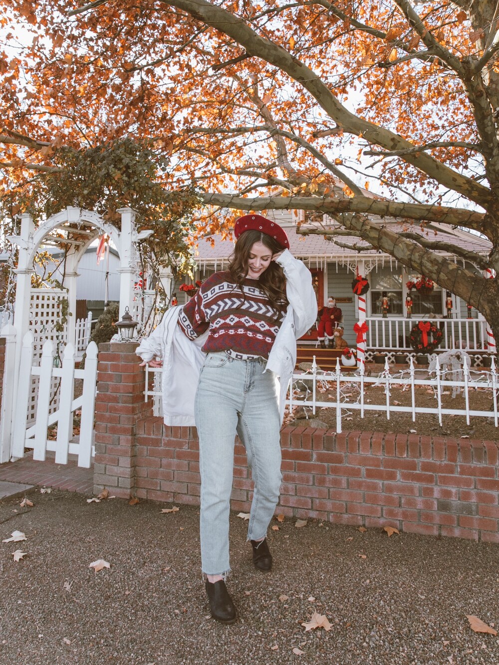 「cozy、giveaway、christmas、denim、beret、holiday、boots、sweater、TOPSHOP、shellystuckman」｜「TOPSHOPのアイテム（デニムパンツ、ブルー系）」を使った、Shelly Stuckmanさん（レディース・163cm）の冬コーディネートの1枚目の写真