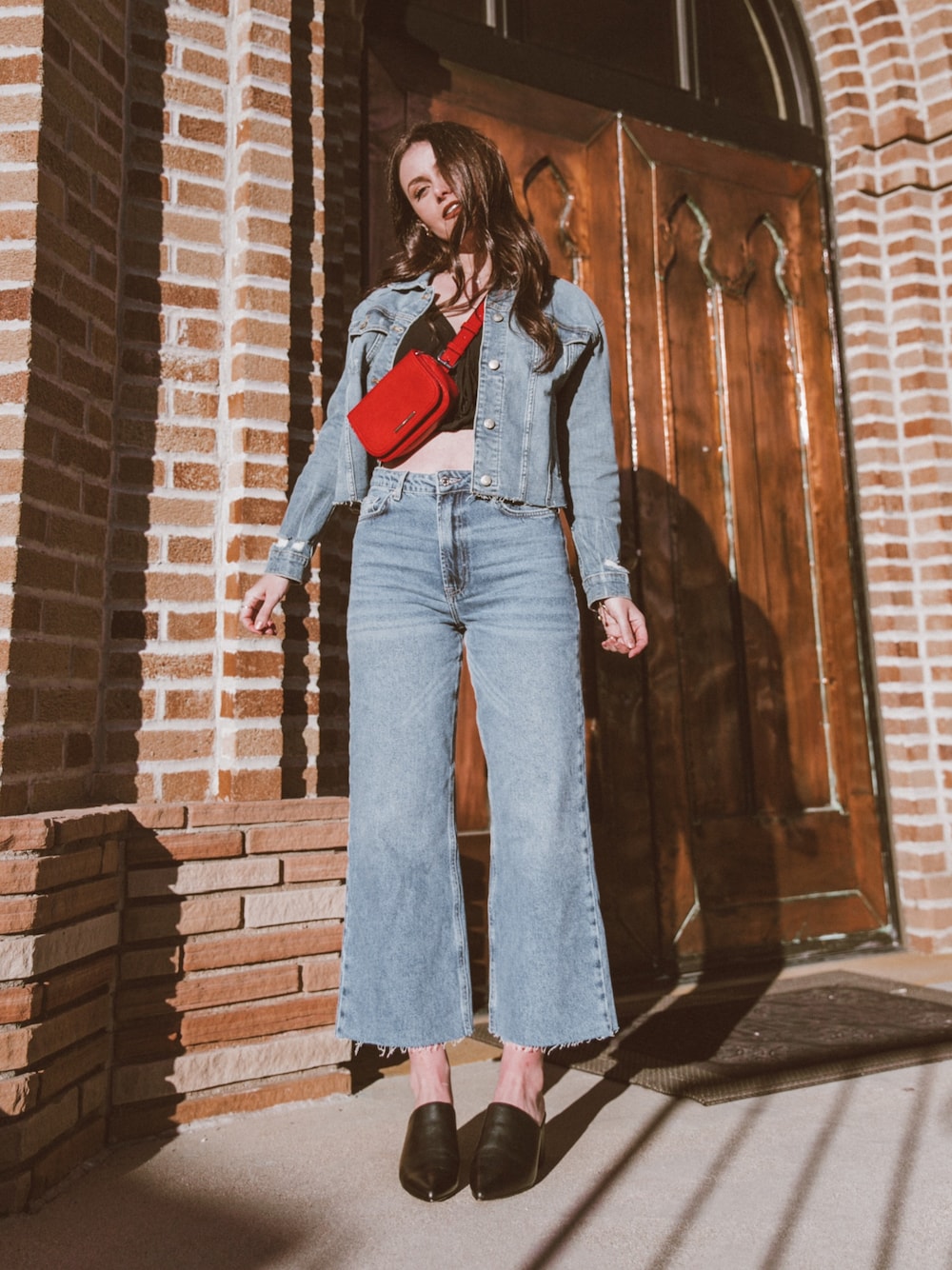 「chic、summer、mules、denim、denimondenim、fannypack、red、highwaist、croptop」｜「FOREVER 21のForever 21 High-Rise Wide Crop Jeans（デニムパンツ、ブルー系）」を使った、Shelly Stuckmanさん（レディース・163cm）の春コーディネートの1枚目の写真