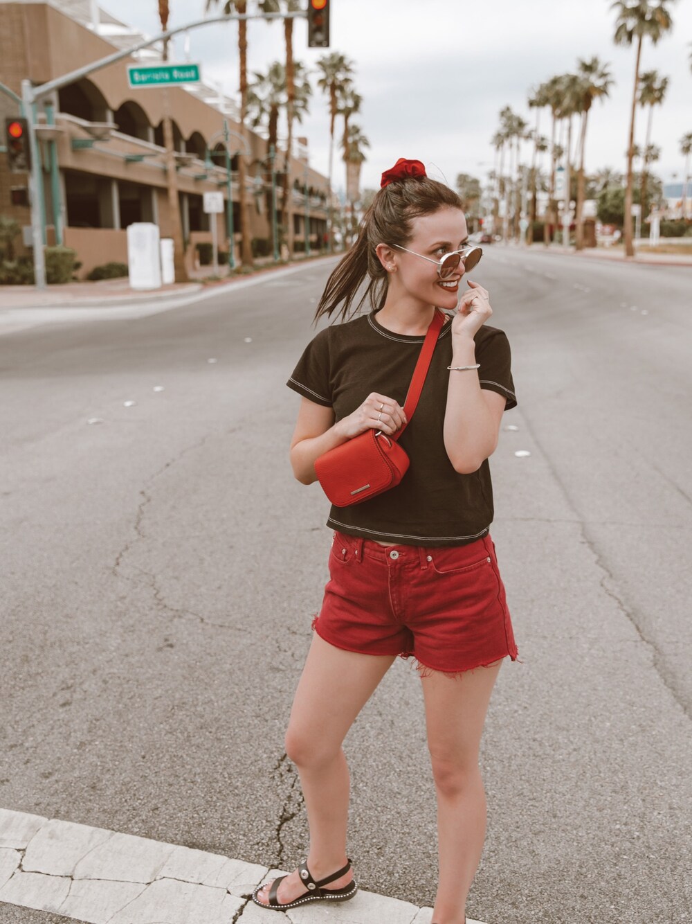 「shorts、coachella、guess、sandals、black、red、summer、girly」｜「ALDOのアイテム（ボディバッグ/ウエストポーチ、レッド系）」を使った、Shelly Stuckmanさん（レディース・163cm）の春コーディネートの1枚目の写真
