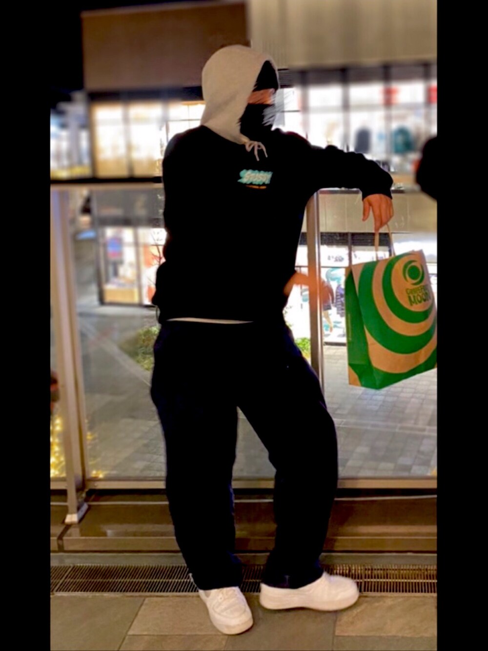 「冬、シンプルコーデ、いいね、save、フォローお願いします🤑、カジュアル、スケータースタイル、ストリート、スニーカーコーデ、stussy、carhartt、VANS」｜「Carharttのcarhartt/カーハート 裏起毛 ミッドウェイト プルオーバーパーカー（パーカー、グレー系）」を使った、takotakoさん（メンズ・175cm）の冬コーディネートの1枚目の写真