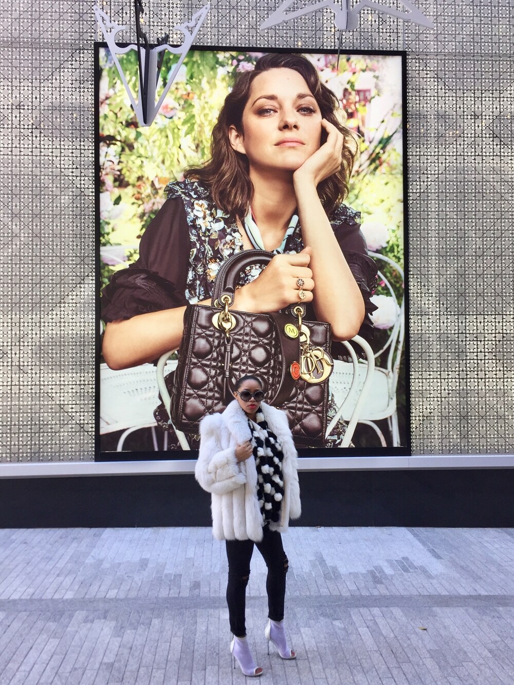「highheels_vogue、ootd、outfit、denim、black and white、streetstyle、fur、vintage、chanel、PRADA」｜「VINTAGEのアイテム（ダウンジャケット/コート、ホワイト系）」を使った、Abby Love さん（レディース・165cm）の冬コーディネートの1枚目の写真