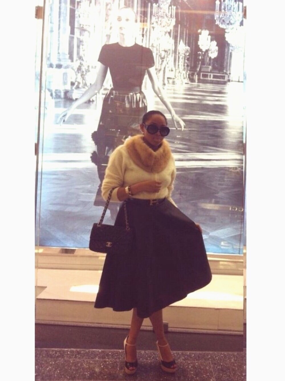 「maxidress、fur、chanel、HERMES、GUCCI、PRADA、leather、ootd、streetstyle、LONDON」｜「PRADAのアイテム（スカート、ブラック系）」を使った、Abby Love さん（レディース・165cm）の冬コーディネートの1枚目の写真