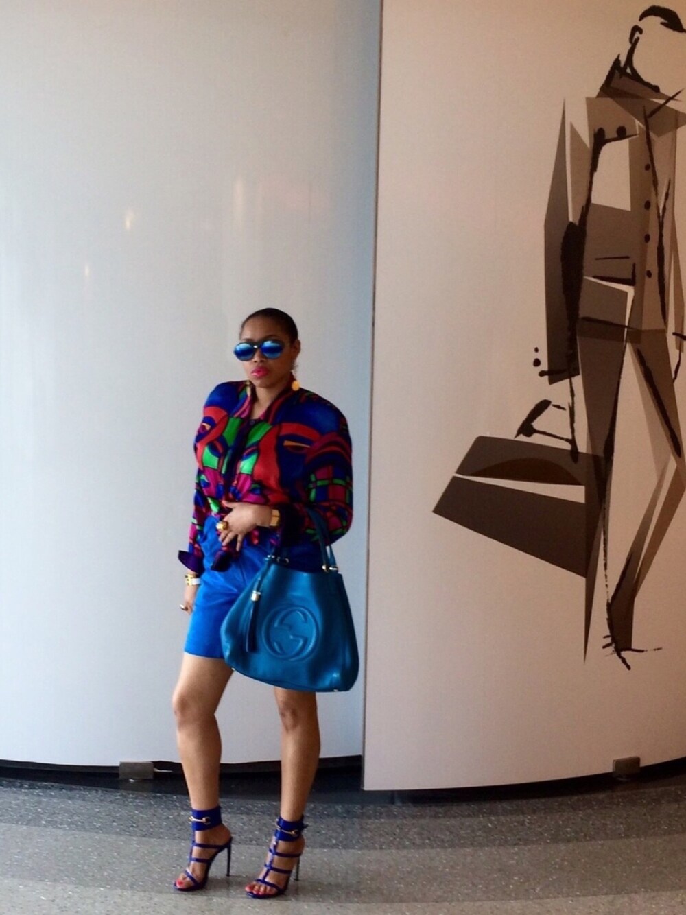 「GUCCI、ootd、outfit、streetstyle、blue、Dior、fashion、streetfashion、fashion blogger、totebag」｜「GUCCIのアイテム（ハンドバッグ、ブルー系）」を使った、Abby Love さん（レディース・165cm）の春コーディネートの1枚目の写真