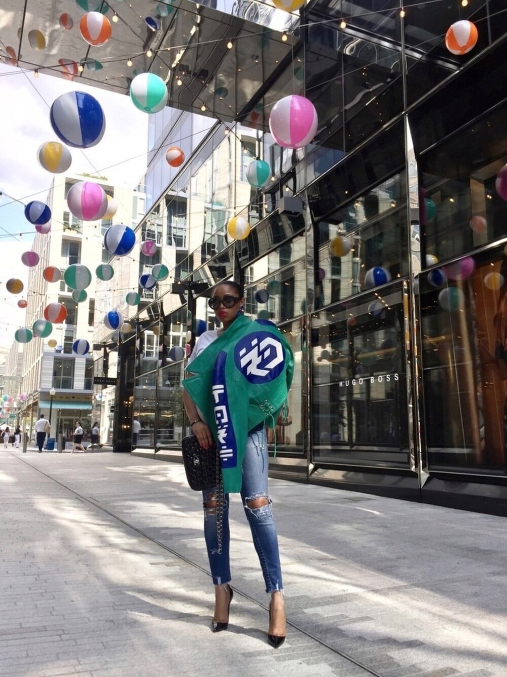 「MOTO、VINTAGE、ootd、streetstyle、Christian Louboutin、chanel、denim、PRADA、leather、leather jacket」｜「TRUE RELIGIONのアイテム（デニムパンツ、ブルー系）」を使った、Abby Love さん（レディース・165cm）の夏コーディネートの1枚目の写真