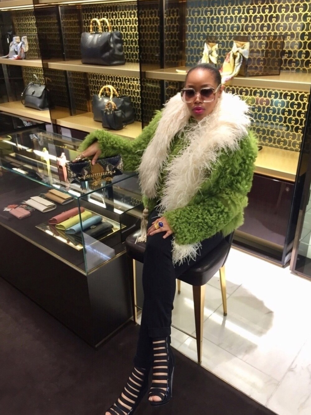 「booties、Shades、VINTAGE、ootd、fur、GUCCI、PRADA、ankleboots、oversize、chic」｜「GUCCIのアイテム（ブーツ、ブラック系）」を使った、Abby Love さん（レディース・165cm）の夏コーディネートの1枚目の写真