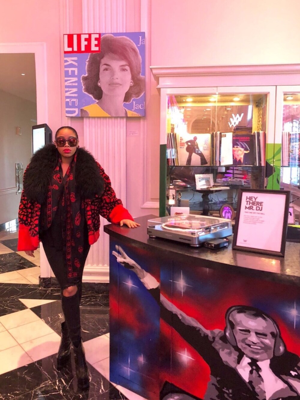 「red、winterchic、black、happyholidays、fur、vintage、GUCCI、Shades、rippedjeans、chic」｜「VINTAGEのアイテム（チェスターコート、レッド系）」を使った、Abby Love さん（レディース・165cm）の冬コーディネートの1枚目の写真