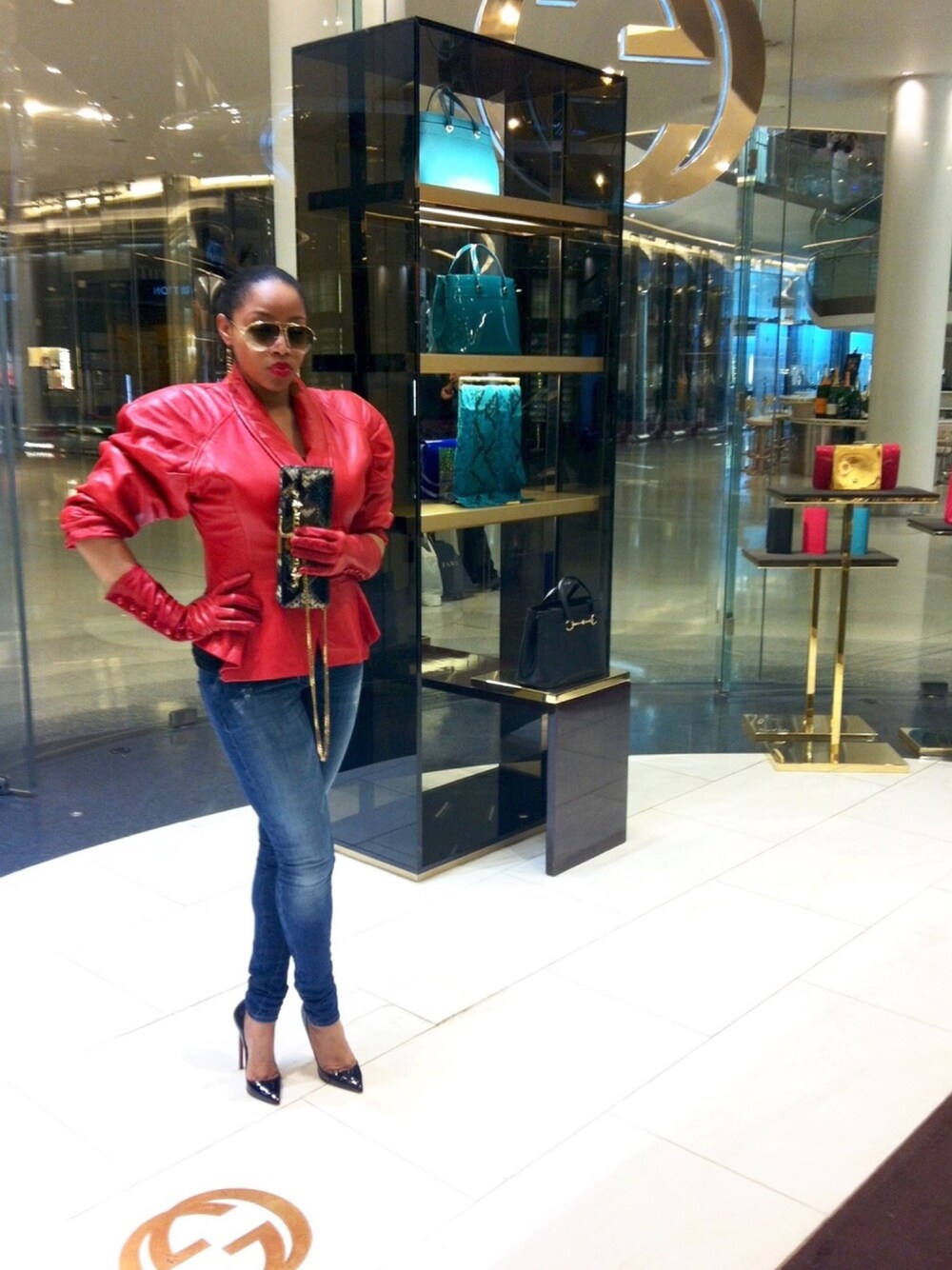 「VINTAGE、nightout、red、denim、gloves、GUCCI、ootd、streetstyle、chic、black」｜「BALENCIAGAのアイテム（MA-1、レッド系）」を使った、Abby Love さん（レディース・165cm）の春コーディネートの1枚目の写真