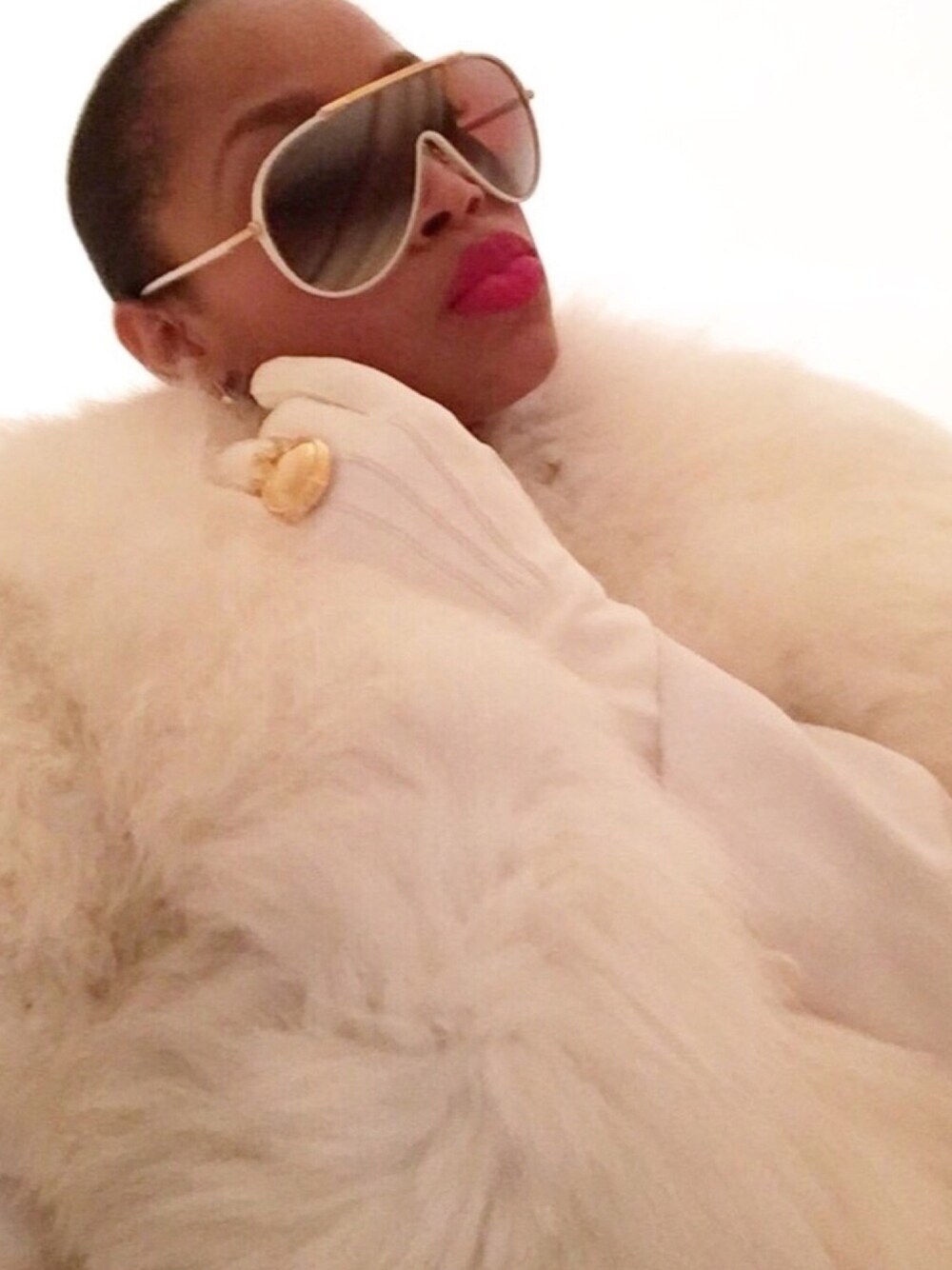 「leather、ALLWHITE、MOTO、fur、GUCCI、ootd、gloves、winterchic、LOVE、nightout」｜「PRADAのアイテム（手袋、ホワイト系）」を使った、Abby Love さん（レディース・165cm）の秋コーディネートの1枚目の写真