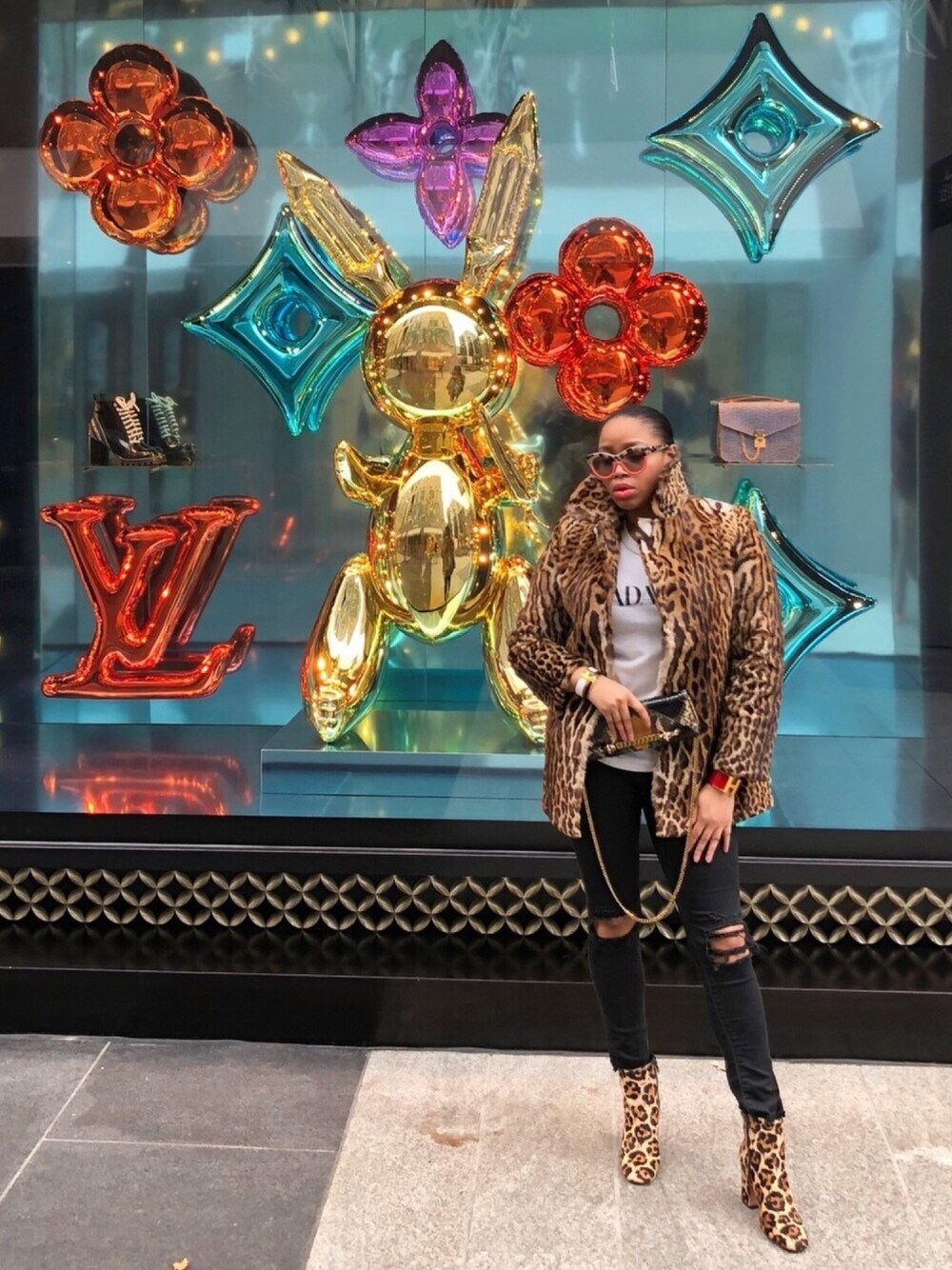 「leopard、animal print、Shades、chic、fur、happyholidays、VOGUE、ankleboots、GUCCI、STYLE」｜「GUCCIのアイテム（チェスターコート、ブラウン系）」を使った、Abby Love さん（レディース・165cm）の冬コーディネートの1枚目の写真