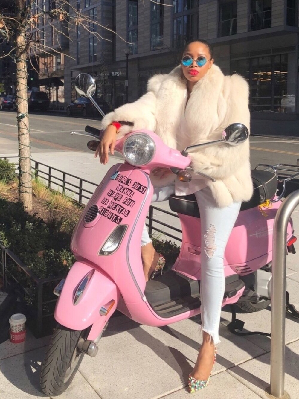 「VINTAGE、GUCCI、chic、happyholidays、winterchic、white、Shades、fur、fashion blogger、pumps」｜「Christian Louboutinのアイテム（パンプス、ホワイト系）」を使った、Abby Love さん（レディース・165cm）の冬コーディネートの1枚目の写真