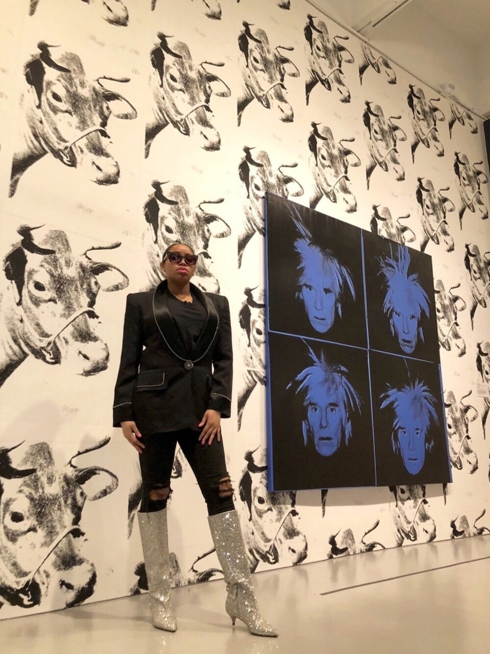 「black、ootd、streetstyle、GUCCI、glitter、Matching set、distressed、spring style、tgif、allblackeverything」｜「SAINT LAURENT PARISのアイテム（スーツジャケット、ブラック系）」を使った、Abby Love さん（レディース・165cm）の春コーディネートの1枚目の写真