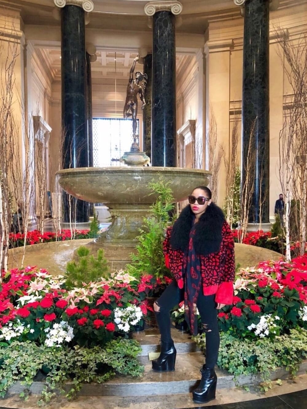 「winterchic、chic、fur、happyholidays、christmas、nightout、GUCCI、alaia、scarf、platform shoes」｜「Alexander McQueenのアイテム（マフラー、ブラック系）」を使った、Abby Love さん（レディース・165cm）の冬コーディネートの1枚目の写真