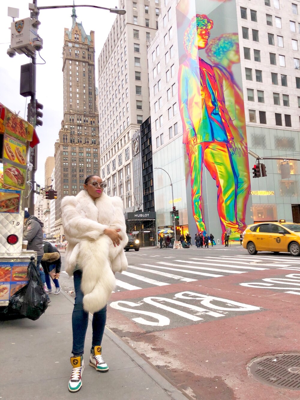 「white、VINTAGE、GUCCI、fur、sneakers、street、streetstyle、ootd、sporty、chic」｜「miu miuのアイテム（サングラス、シルバー系）」を使った、Abby Love さん（レディース・165cm）の冬コーディネートの1枚目の写真