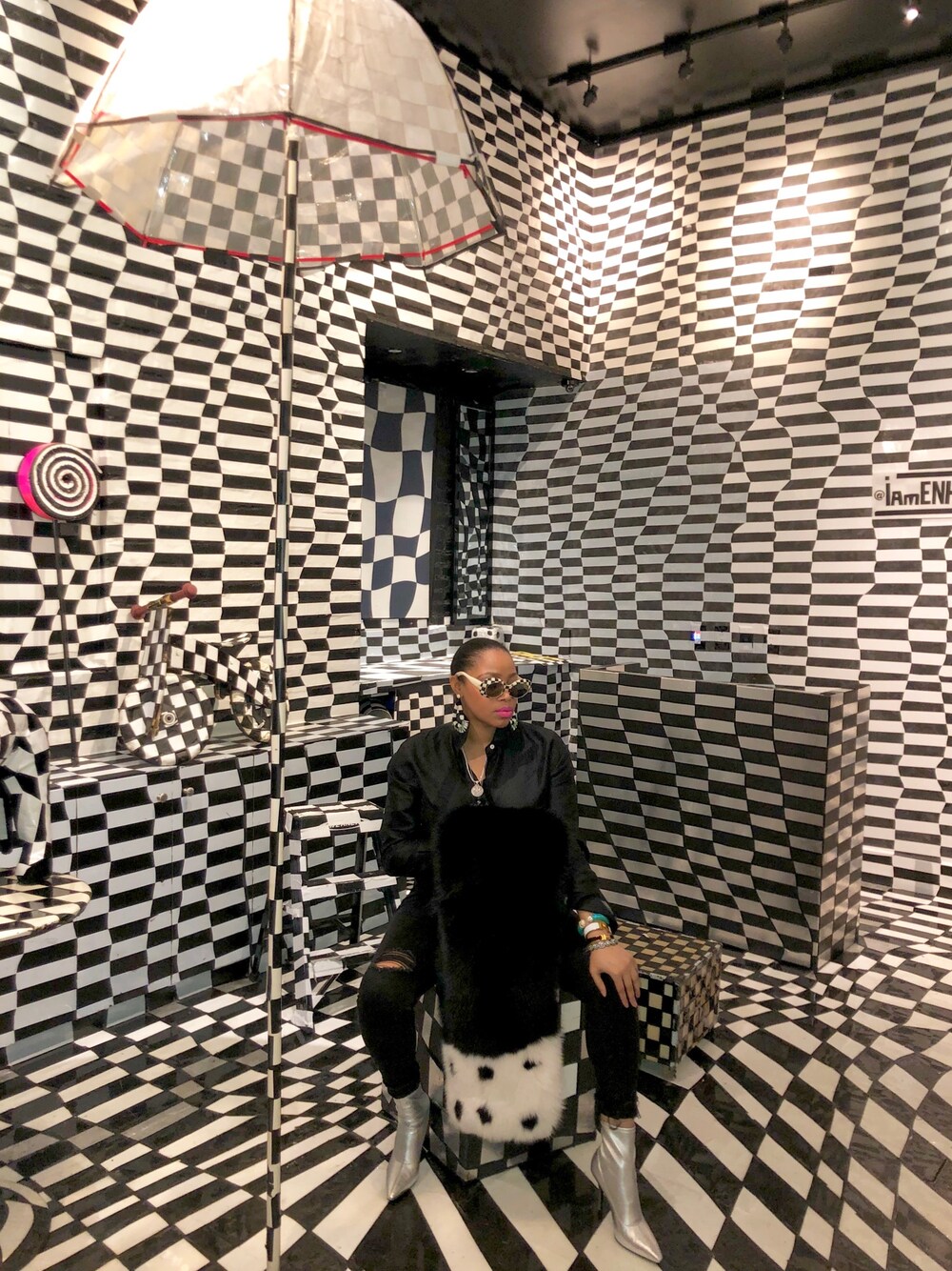 「black and white、VINTAGE、allblackeverything、chic、Sliver、monochrome、Matching set、colorblock、check、booties」｜「TORY BURCHのアイテム（イヤリング、ブラック系）」を使った、Abby Love さん（レディース・165cm）の冬コーディネートの1枚目の写真
