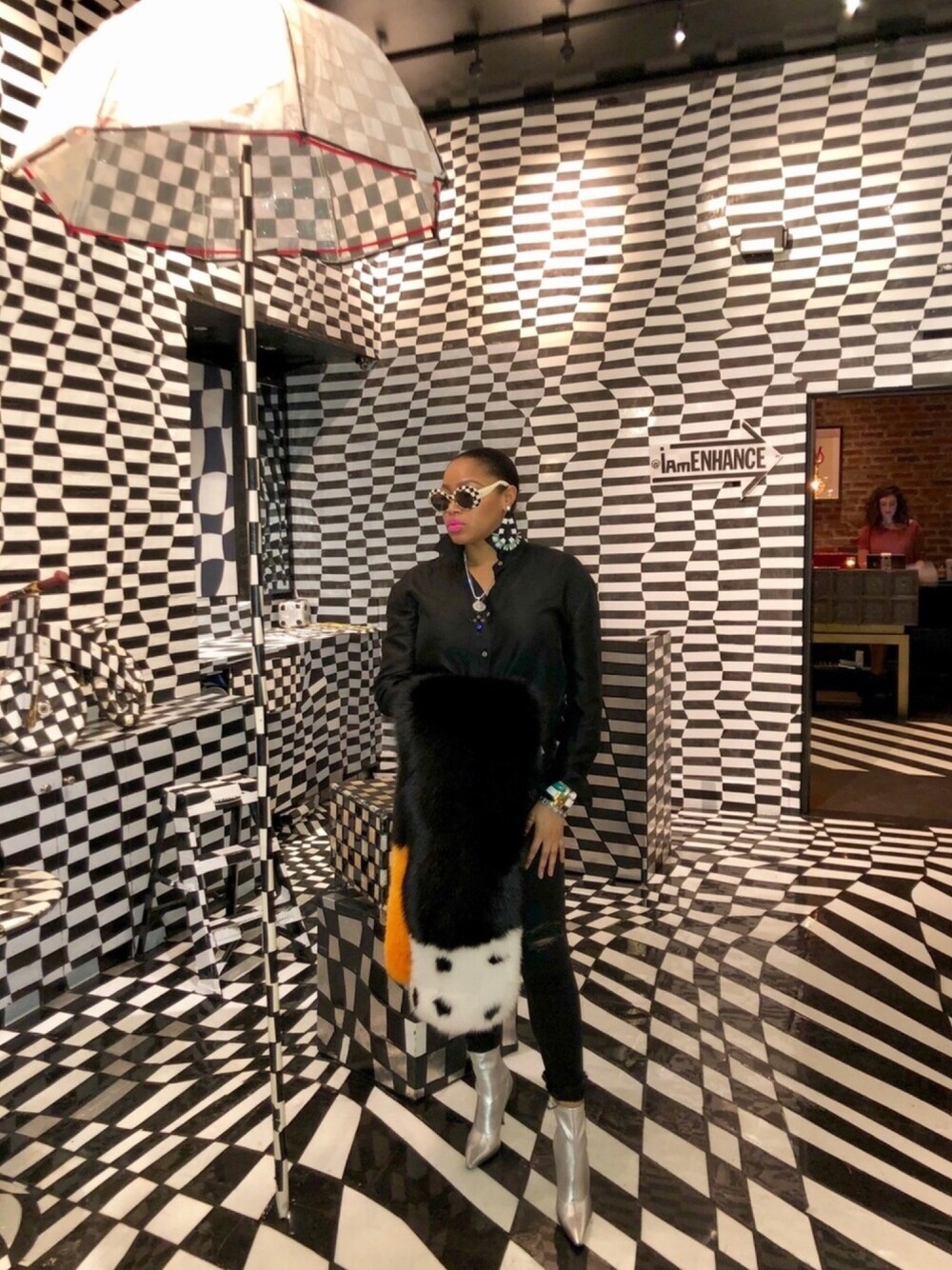 ブラック系のシャツ/ブラウス、シルバー系のブーツ、ホワイト系のイヤリングを着用したレディースの冬コーディネートの1枚目の写真