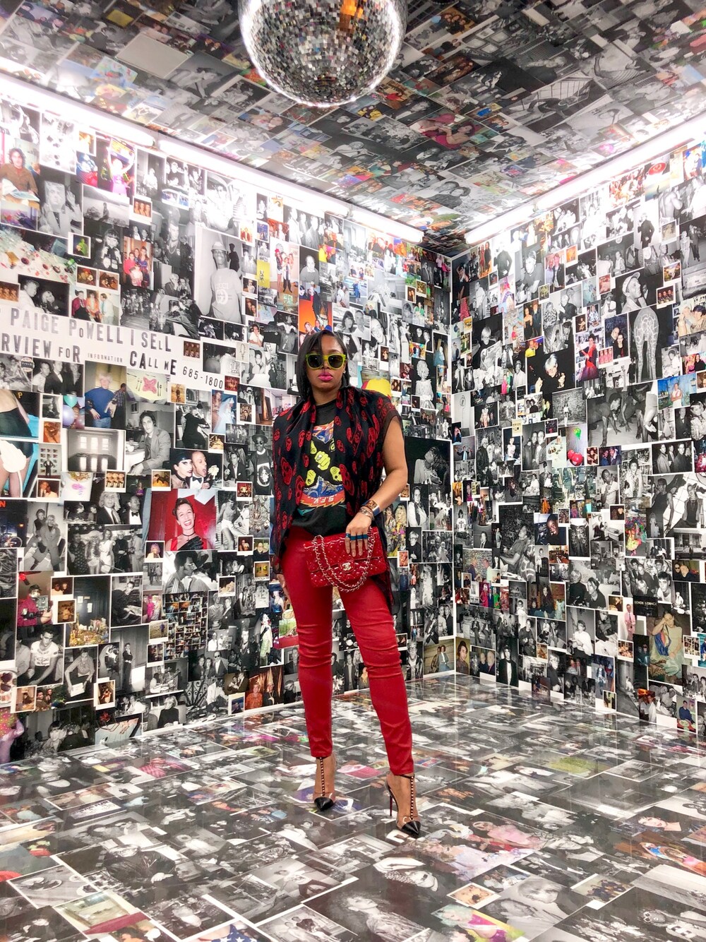 「Tshirts、VINTAGE、chic、streetstyle、Shades、chanel、GUCCI、red、colorful、springstyle」｜「CHANELのアイテム（ショルダーバッグ、レッド系）」を使った、Abby Love さん（レディース・165cm）の春コーディネートの1枚目の写真