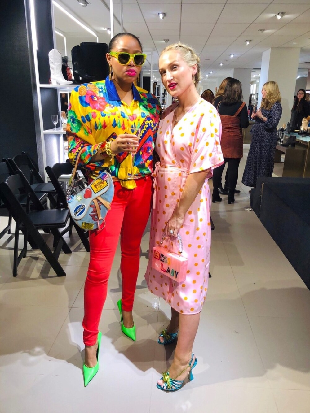 「nightout、chic、yellow、green、red、neon、fall style、colorful、Dior、sophia webster」｜「Sophia Websterのアイテム（トートバッグ、ピンク系）」を使った、Abby Love さん（レディース・165cm）の秋コーディネートの1枚目の写真