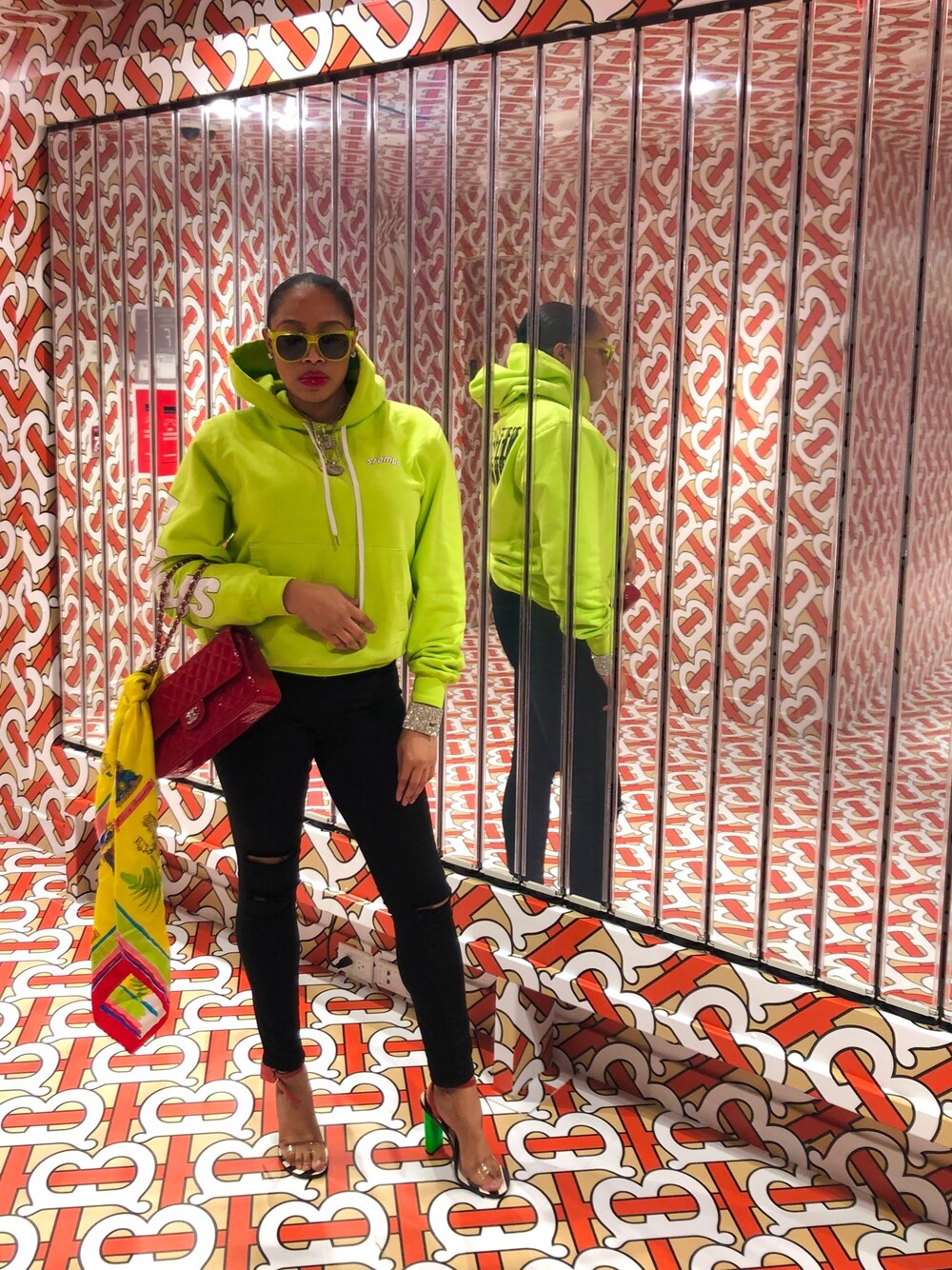 「knitwear、chic、sporty、burberry、OFF-WHITE、sandals、hoodie、black、green、neon」｜「off whiteのアイテム（サンダル、その他）」を使った、Abby Love さん（レディース・165cm）の秋コーディネートの1枚目の写真