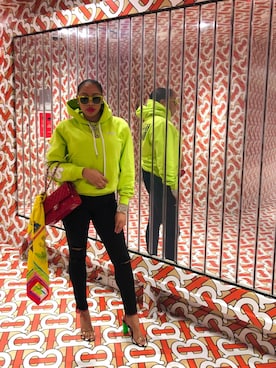 「OFF-WHITE」｜「アイテム（サンダル）」を使った、Abby Love さん（レディース・165cm）の秋コーディネート