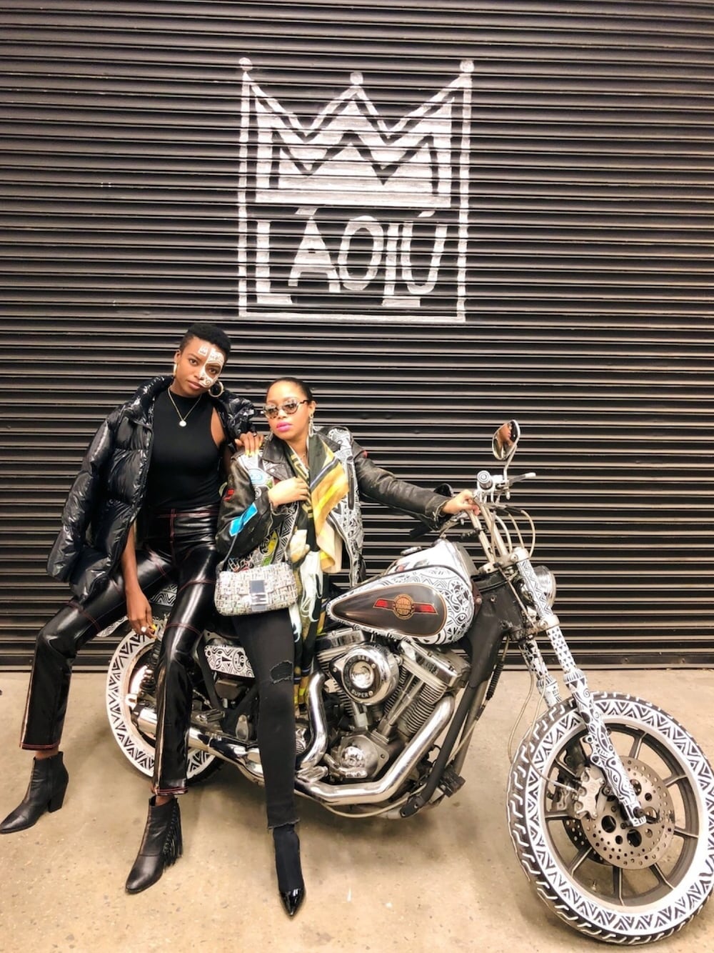 「black、VINTAGE、FENDI、biker jacket 、leather jacket、streetstyle、mixandmatch、white、casual、jeans」｜「FENDIのアイテム（ショルダーバッグ、ブルー系）」を使った、Abby Love さん（レディース・165cm）の春コーディネートの1枚目の写真