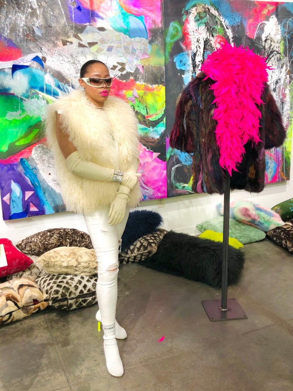 「white、chanel、springstyle、NYFW、fur、VINTAGE、ALLWHITE、Shades、Matching set、denim」｜「VETEMENTSのVetements - Stretch-jersey Ankle Boots - White（ブーツ、ホワイト系）」を使った、Abby Love さん（レディース・165cm）の春コーディネートの1枚目の写真