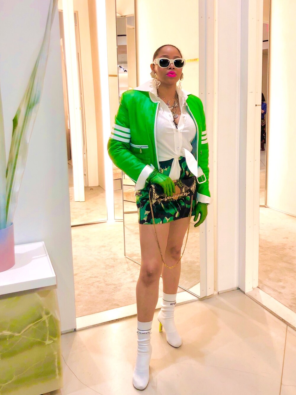「python、green、black、white、skirt、Matching set、springstyle、pattern、animal print、GUCCI」｜「GUCCIのアイテム（ショルダーバッグ、グリーン系）」を使った、Abby Love さん（レディース・165cm）の春コーディネートの1枚目の写真