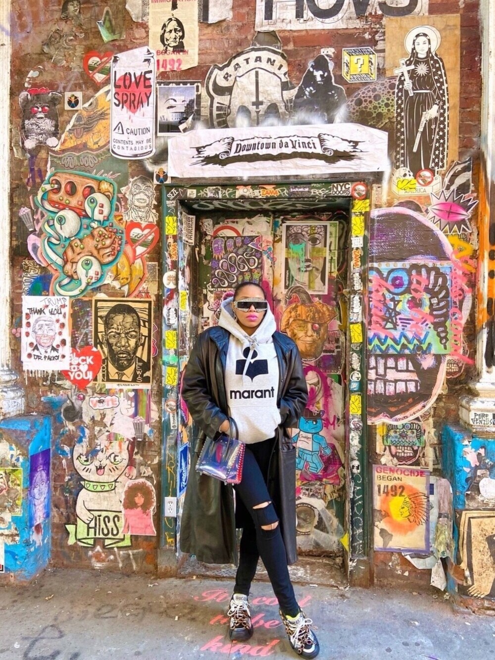 「knit、fleece、cozy、hoodie、GUCCI、sneakers、black、fall style、streetstyle、gray」｜Abby Love さん（レディース・165cm）の冬コーディネートの1枚目の写真