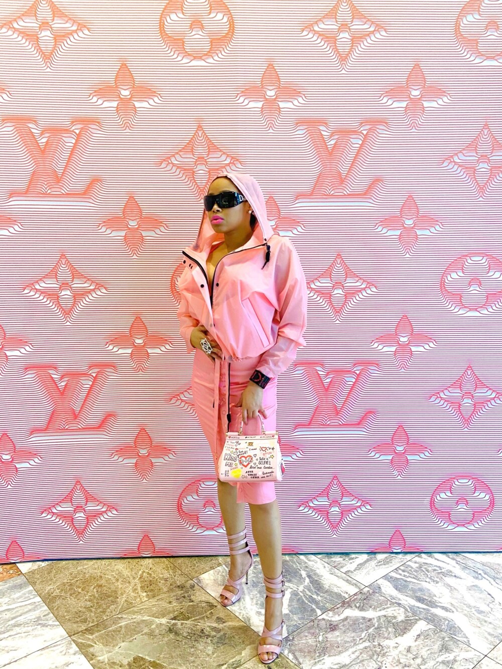 「chic、pink、fleece、streetstyle、layering、comfy、silk、DOLCE&GABBANA、sporty」｜「DOLCE&GABBANAのDolce & Gabbana - Sicily Small Dauphine Leather Bag - Womens - Pink White（トートバッグ、ピンク系）」を使った、Abby Love さん（レディース・165cm）の冬コーディネートの1枚目の写真