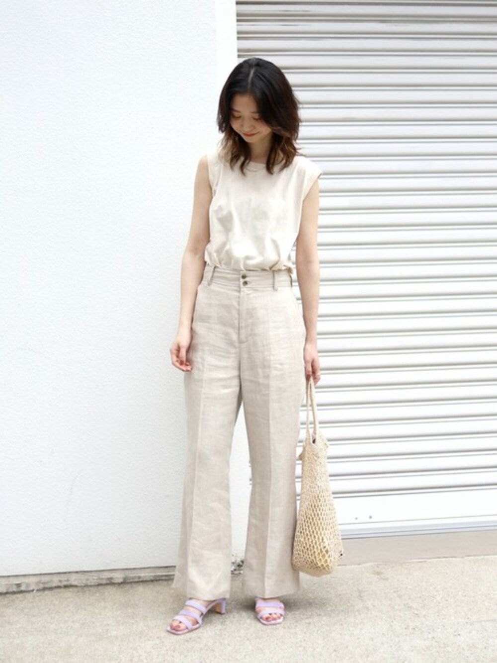 ベージュ系のTシャツ/カットソー、ベージュ系のその他パンツ、パープル系のサンダルを着用したレディースの夏コーディネートの1枚目の写真