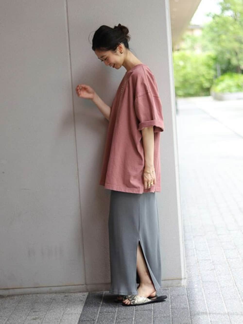 ピンク系のTシャツ/カットソー、グレー系のスカート、ベージュ系のサンダルを着用したレディースの夏コーディネートの1枚目の写真