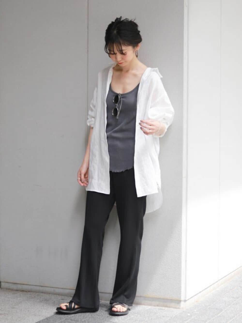 ブラック系のその他パンツ、グレー系のタンクトップ、ホワイト系のシャツ/ブラウスを着用したレディースの春コーディネートの1枚目の写真