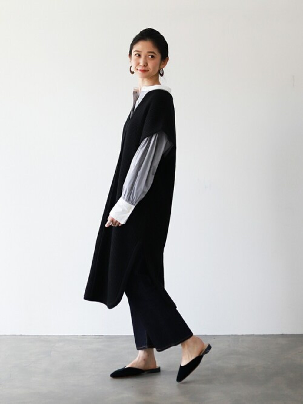 ブルー系のデニムパンツ、グレー系のシャツ/ブラウス、ブルー系のその他シューズを着用したレディースの秋コーディネートの1枚目の写真