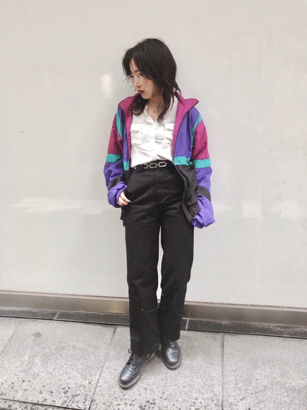 ブラック系のパンツ、ブルー系のブーツ、その他のナイロンジャケットを着用したレディースの夏コーディネートの1枚目の写真