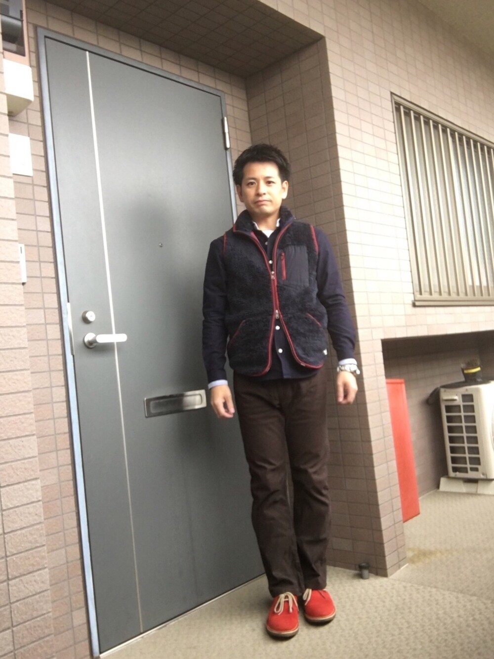 「休日スタイル、秋コーデ、大人カジュアル、シンプルコーデ、シャツスタイル、コーデュロイ、ネイビー、ベスト、コーデュロイパンツ」｜「JUNREDのボアZIPベスト（ベスト、ブルー系）」を使った、ノーリンさん（メンズ・165cm）の秋コーディネートの1枚目の写真