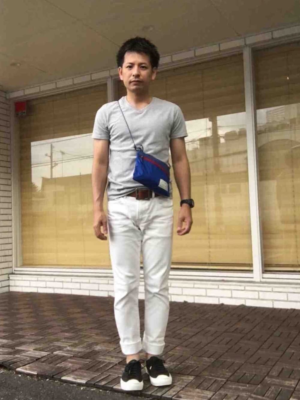 「休日スタイル、夏コーデ、大人カジュアル、シンプルコーデ、サコッシュ、スニーカー、デニム、UNIQLO、コンバース、アイラブCONVERSE」｜「NANO universeのwjk/ プレーンVネックTEE S/S（Tシャツ/カットソー、グレー系）」を使った、ノーリンさん（メンズ・165cm）の夏コーディネートの1枚目の写真