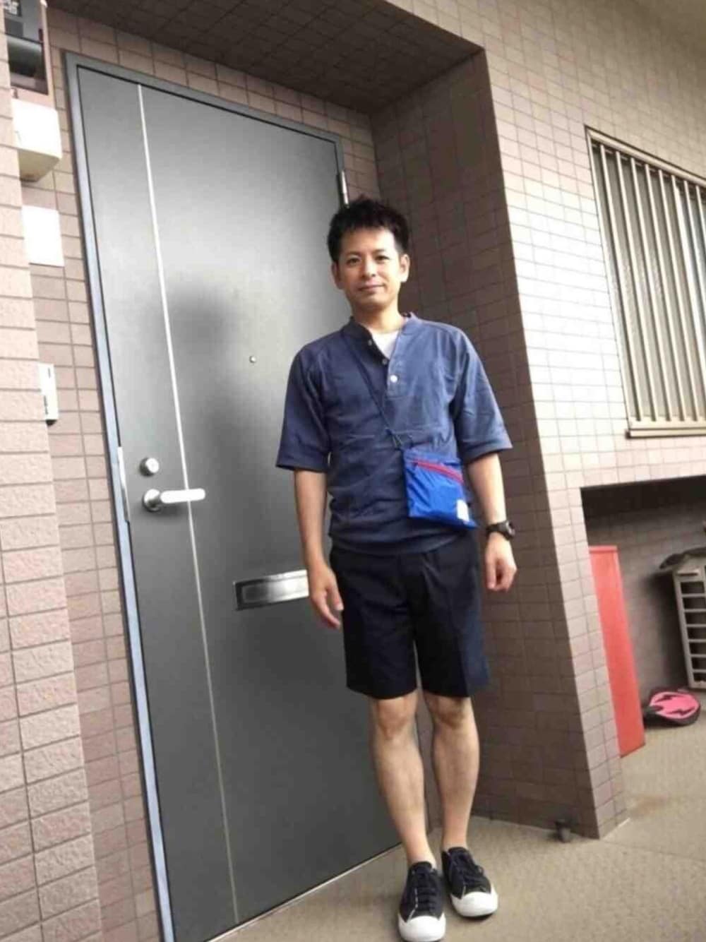 「休日スタイル、大人カジュアル、夏コーデ、ワントーンコーデ、サコッシュ、ネイビー、コンバース、UNIQLO、ショートパンツ、アイラブCONVERSE」｜「gym masterのアイテム（Tシャツ/カットソー、ブルー系）」を使った、ノーリンさん（メンズ・165cm）の夏コーディネートの1枚目の写真