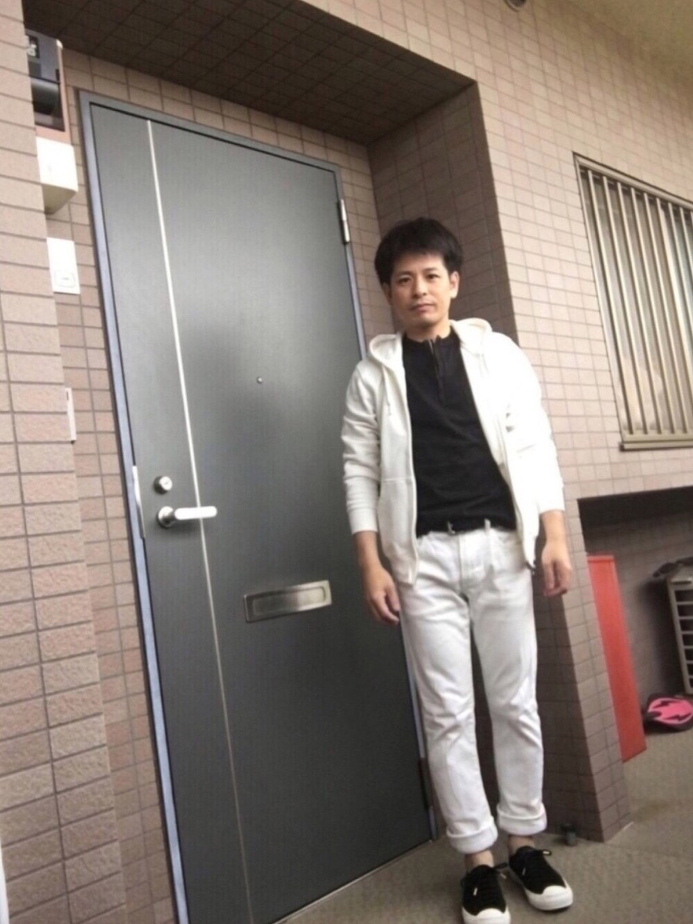 「休日スタイル、シンプル、パーカー、ホワイトコーデ、デニムパンツ、コンバース、ロールアップ、ジャックパーセル、GU、アイラブCONVERSE」｜「GUのアイテム（パーカー、ホワイト系）」を使った、ノーリンさん（メンズ・165cm）の春コーディネートの1枚目の写真