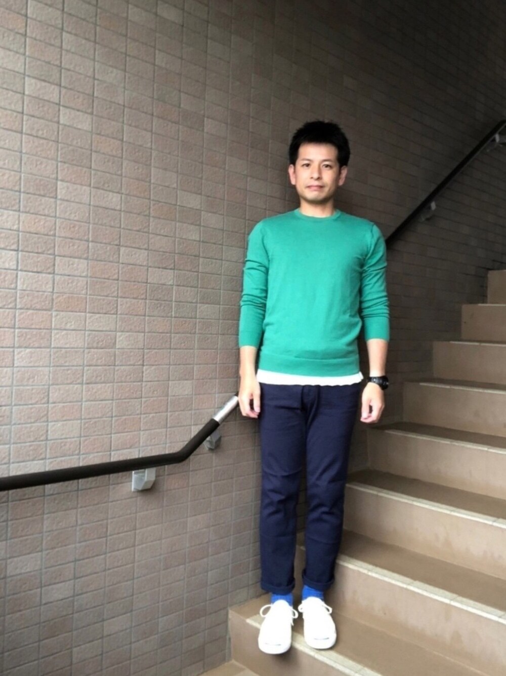「休日スタイル、大人カジュアル、シンプルコーデ、スニーカー、シアサッカー、ジャックパーセル、コンバース、グリーン、UNIQLO、converse」｜「UNIQLOのウォッシャブルクルーネックセーター（長袖）（ニット/セーター、グリーン系）」を使った、ノーリンさん（メンズ・165cm）の夏コーディネートの1枚目の写真