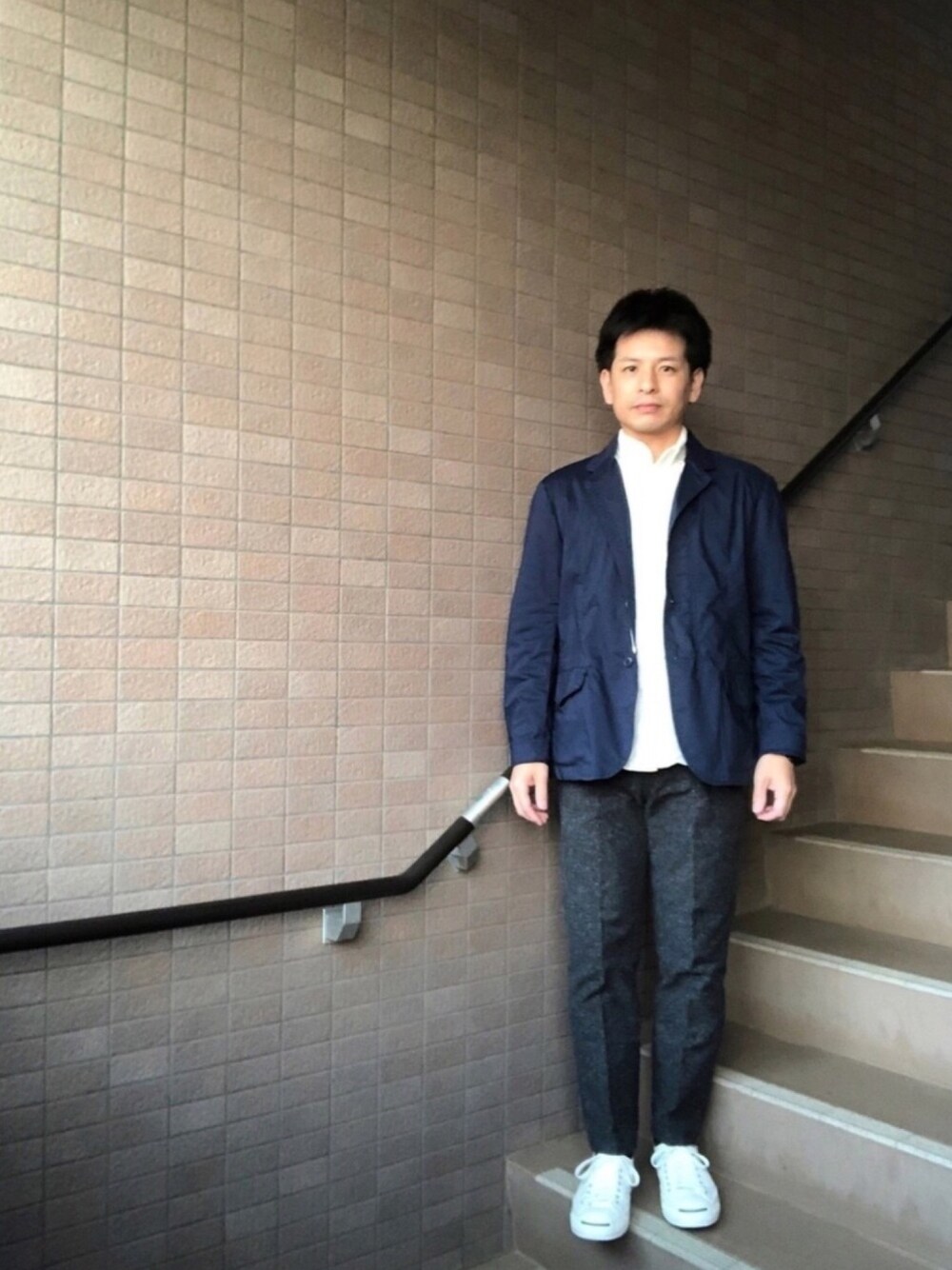 「休日スタイル、大人カジュアル、シンプルコーデ、秋コーデ、シャツスタイル、ブルゾン、ジャックパーセル、白シャツ、converse、白スニーカー」｜「coenのジップライナージャケット（ブルゾン、ブルー系）」を使った、ノーリンさん（メンズ・165cm）の秋コーディネートの1枚目の写真