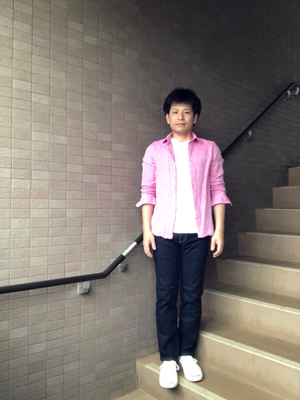 ピンク系のシャツ/ブラウス、ホワイト系のTシャツ/カットソー、ホワイト系のスニーカーを着用したメンズの夏コーディネートの1枚目の写真