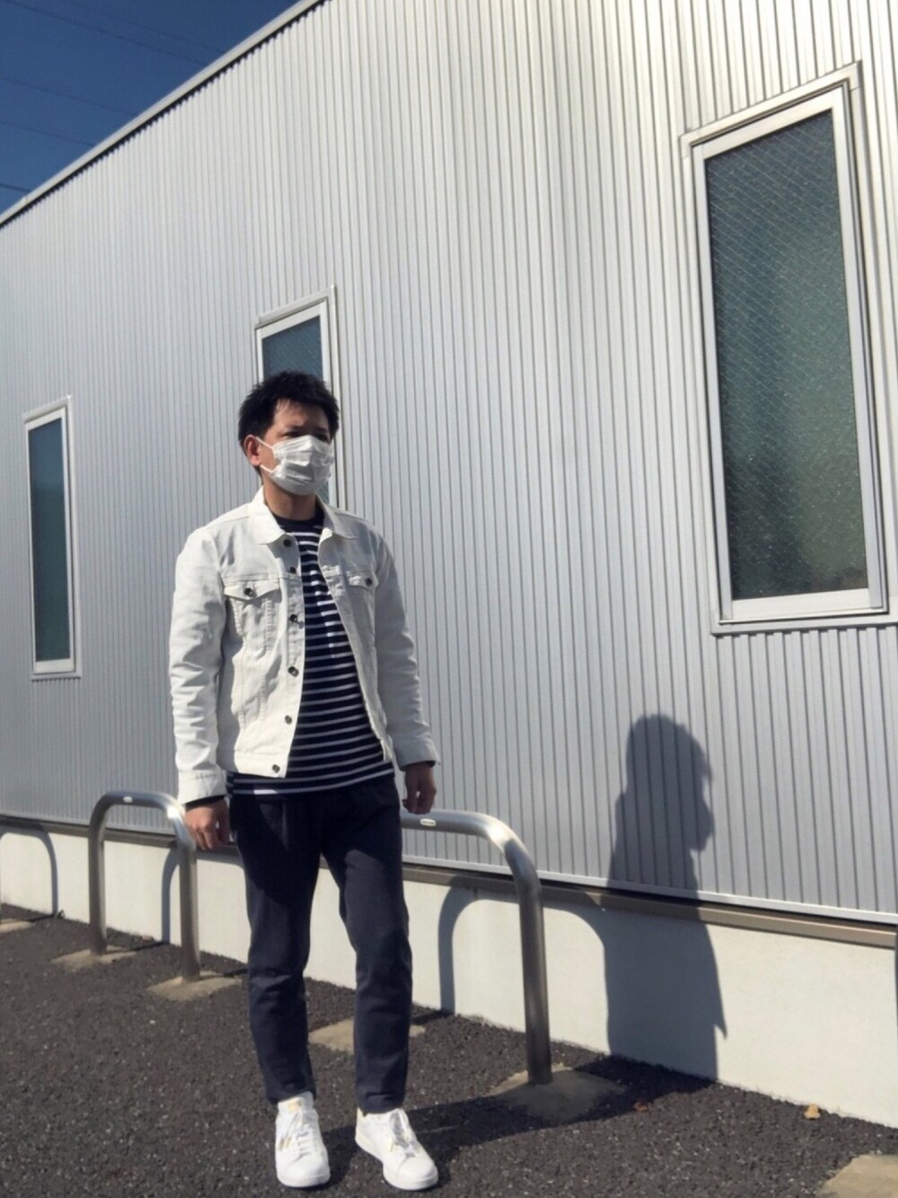 「休日スタイル、大人カジュアル、シンプルコーデ、秋コーデ、ジージャン、デニムジャケット、ボーダー、白スニーカー、スタンスミス、グレー」｜「NANO universeのライクラ混スキニ-カラーGジャン（デニムジャケット、ホワイト系）」を使った、ノーリンさん（メンズ・165cm）の秋コーディネートの1枚目の写真