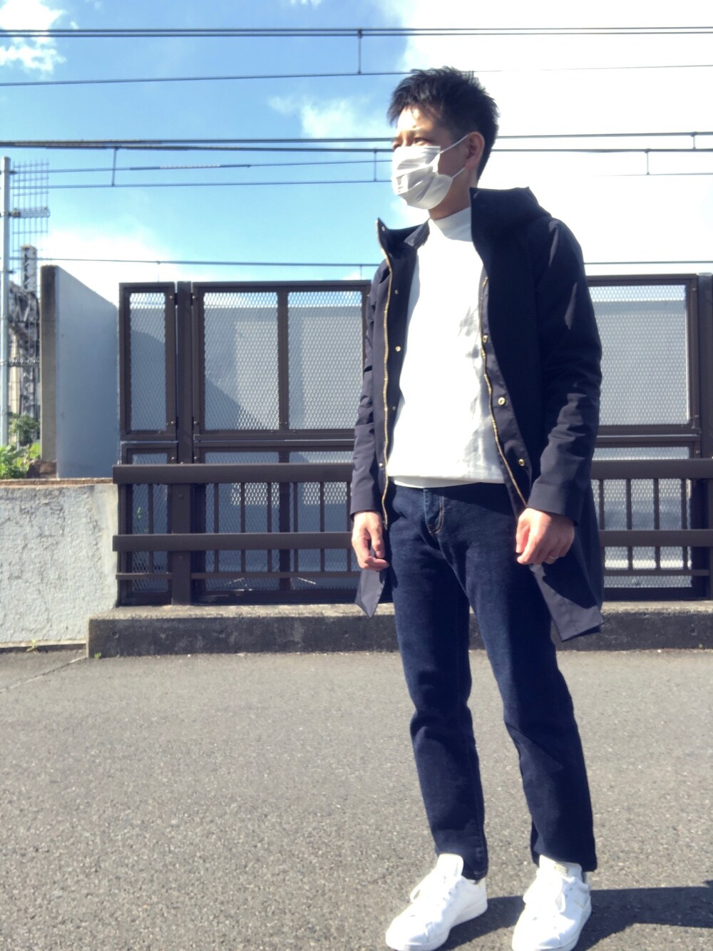 「休日スタイル、大人カジュアル、大人コーデ、シンプルコーデ、ネイビー、デニム、ニット、白スニーカー」｜「EDIFICEのKOMATSU ストレッチツイル フードステンカラーコート / スプリングコート（ステンカラーコート、ブルー系）」を使った、ノーリンさん（メンズ・165cm）の春コーディネートの1枚目の写真