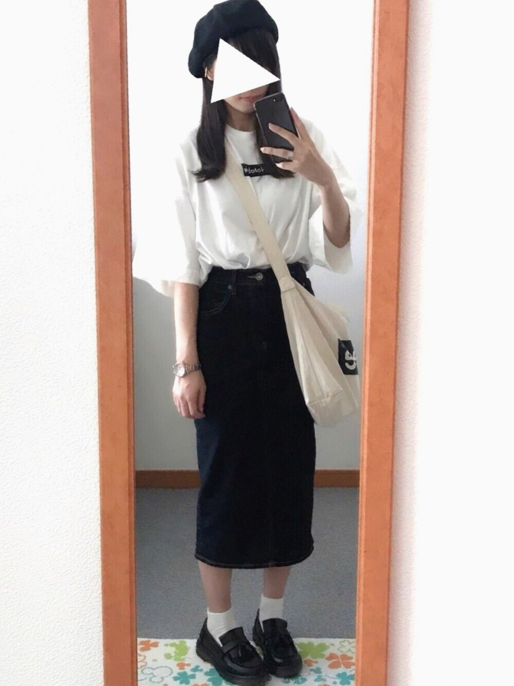 「オトナカジュアル、モノトーン、ベレー帽、Tシャツ、デニム、デニムスカート、トートバッグ、ローファー、ローリーズファーム(LOWRYS FARM)、ジーナシス」｜「LOWRYS FARMのコットンツイルベレー 779637（ハンチング/ベレー帽、ブラック系）」を使った、しちこさん（レディース・158cm）の春コーディネートの1枚目の写真