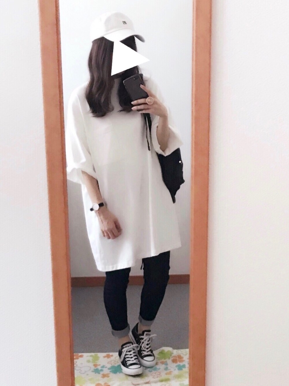 ホワイト系のTシャツ/カットソー、ブルー系のデニムパンツ、ブラック系のスニーカーを着用したレディースの夏コーディネートの1枚目の写真