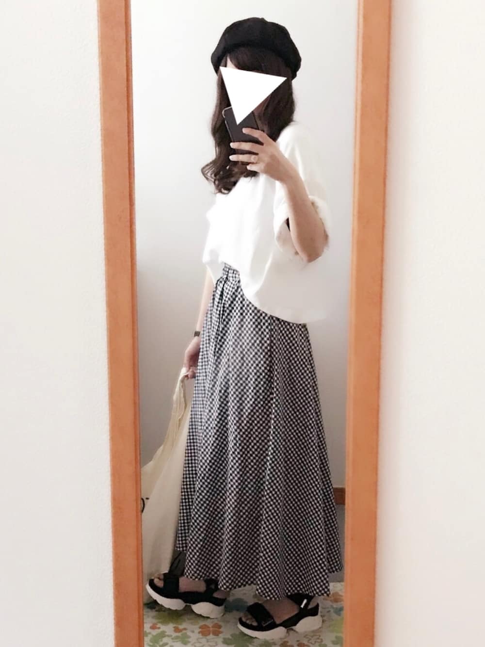 ホワイト系のTシャツ/カットソー、ブラック系のスカート、ブラック系のサンダルを着用したレディースの夏コーディネートの1枚目の写真