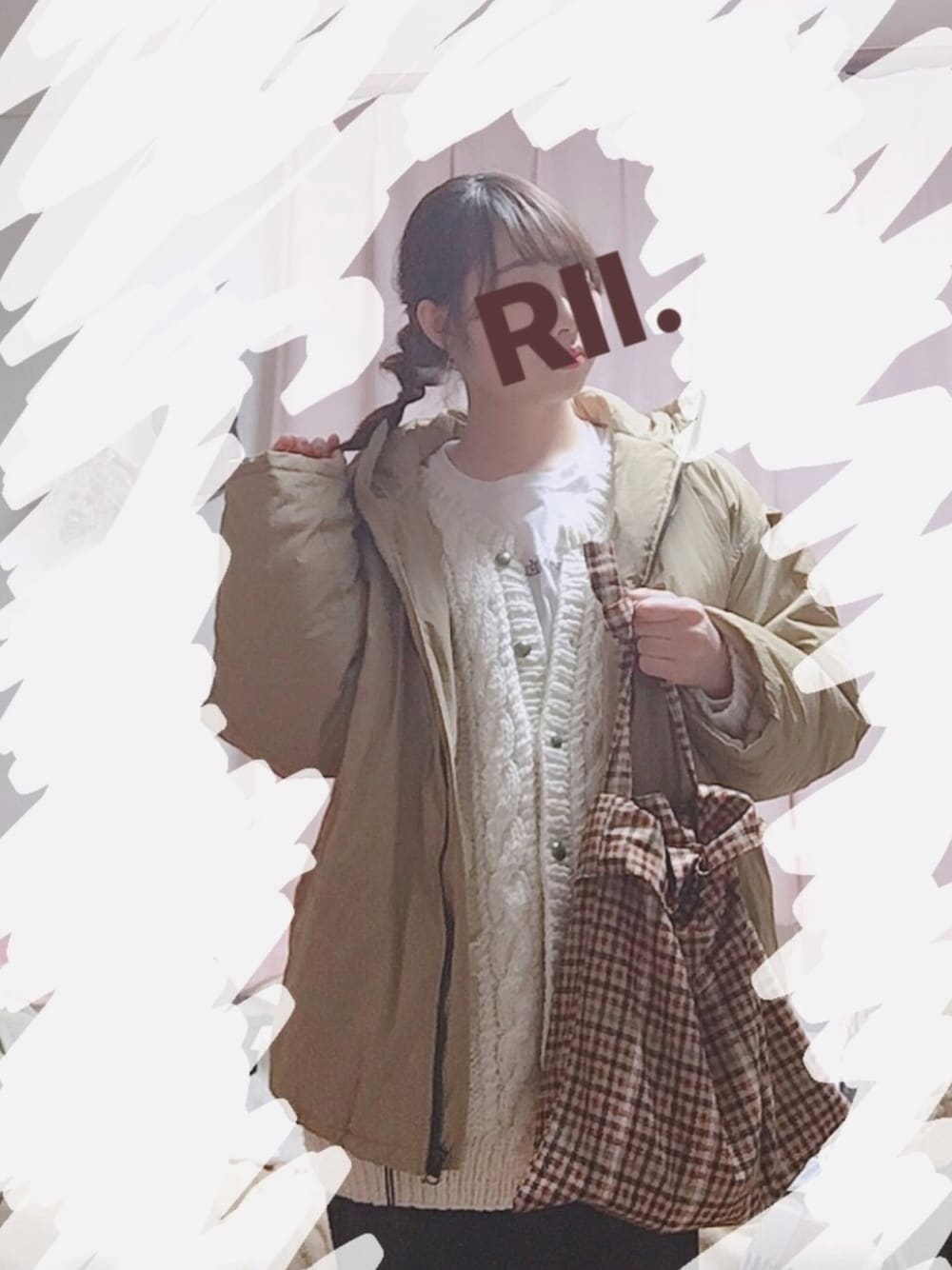 ベージュ系のダウンジャケット/コート、ブラウン系のバッグ、ホワイト系のカーディガン/ボレロを着用したレディースの冬コーディネートの1枚目の写真