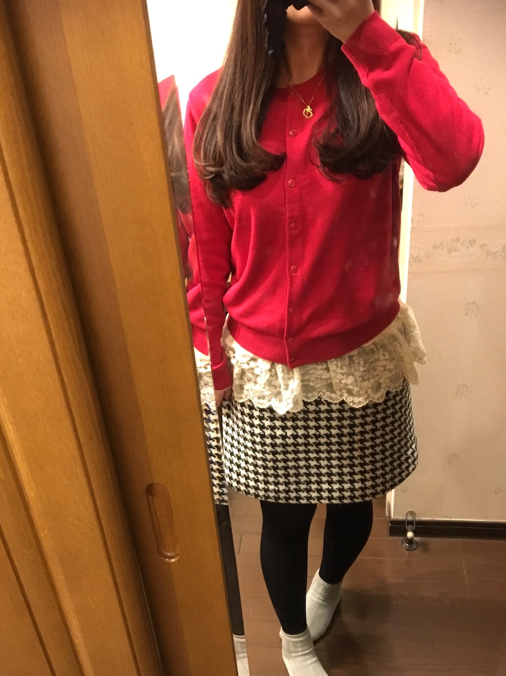 「2月WEARバレンタインカラー(赤or茶)、バレンタイン、カーディガン、ViS、赤、千鳥格子、スカート、大人コーデ、ご飯、二子玉川」｜「VISのアイテム（カーディガン/ボレロ、レッド系）」を使った、nanaさん（レディース・155cm）の冬コーディネートの1枚目の写真