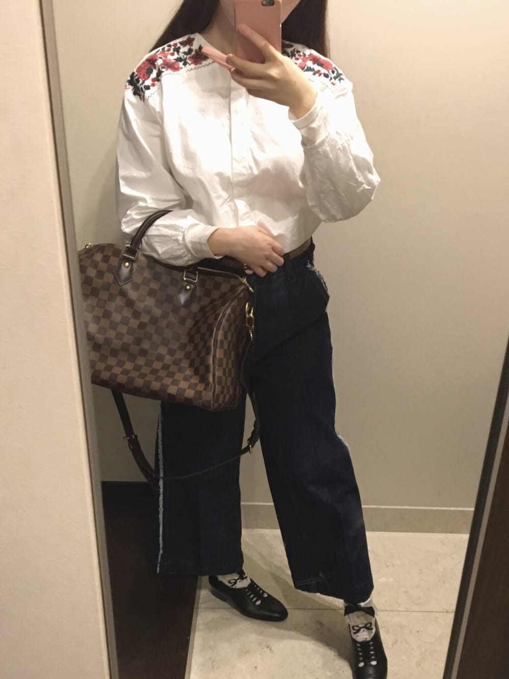 「ボーイフレンドデニム、デニム、春コーデ、刺繍、はるコーデ、ブラウス、ルイヴィトン、紺色、ootd、大人カジュアル」｜「LOUIS VUITTONのアイテム（ドラムバッグ、ブラウン系）」を使った、nanaさん（レディース・155cm）の春コーディネートの1枚目の写真