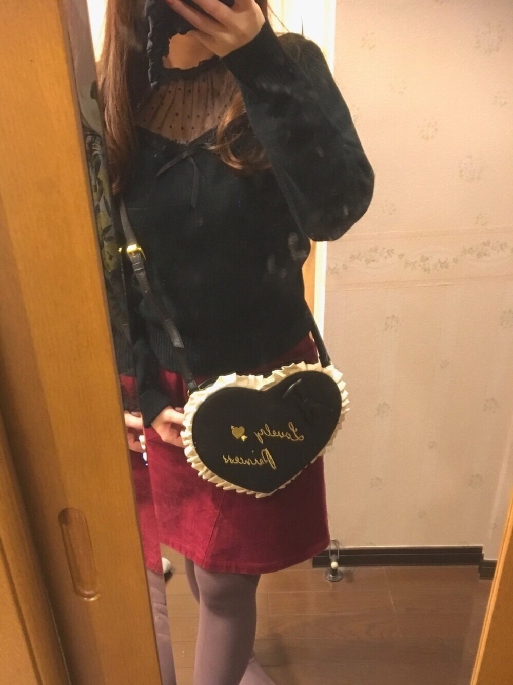 「ネイル、バレンタインデートスタイル、バレンタイン、バレンタインデー、スイマー、ハート、ダイケイスカート、フィント、fint、Valentine's Day」｜「SWIMMERのアイテム（ボディバッグ/ウエストポーチ、ブラック系）」を使った、nanaさん（レディース・155cm）の冬コーディネートの1枚目の写真